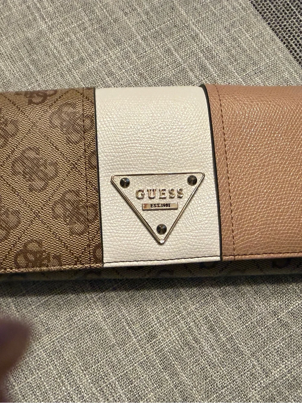 Guess coordinated tote